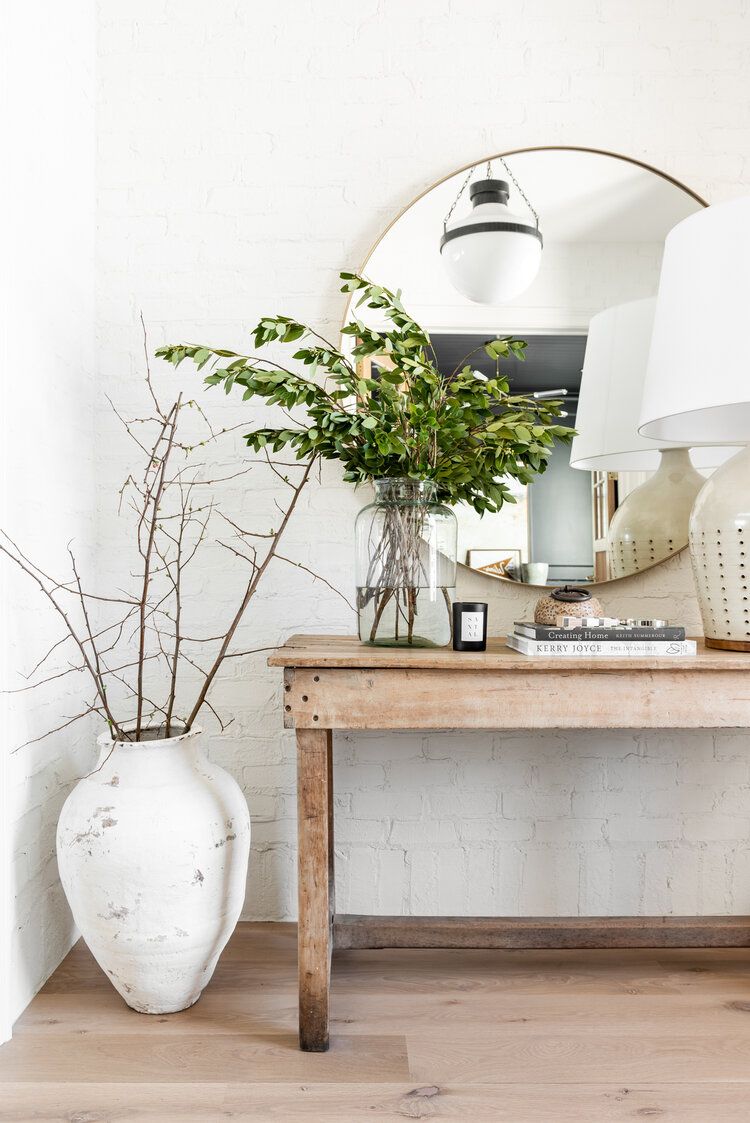 Her entryways generally have one grand pendant and one oversized table lamp, which I am a huge fan of!