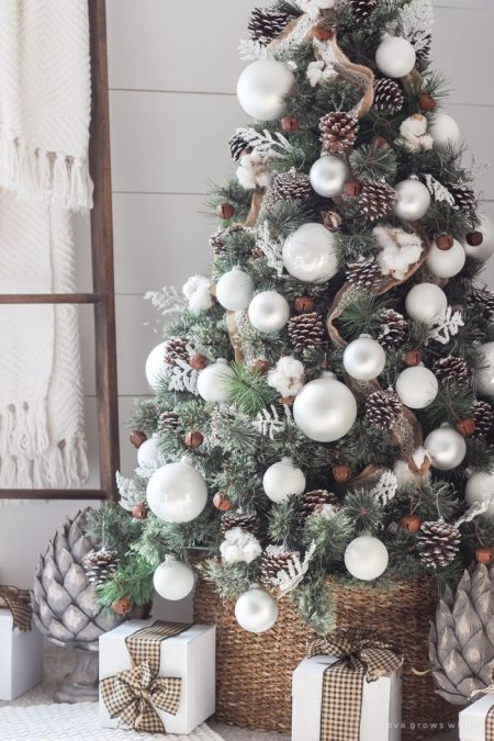 Woodlands christmas tree with pine cones