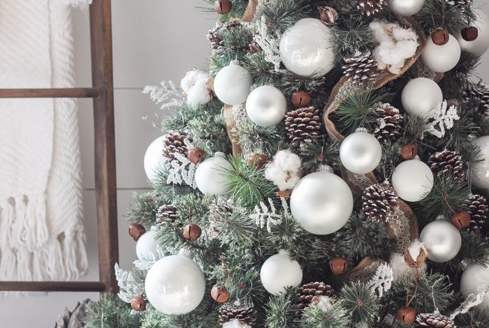 Woodlands christmas tree with pine cones