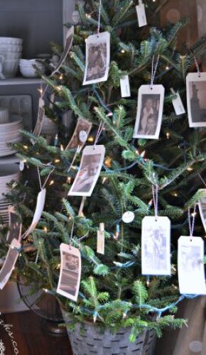 Family photo's on christmas tree