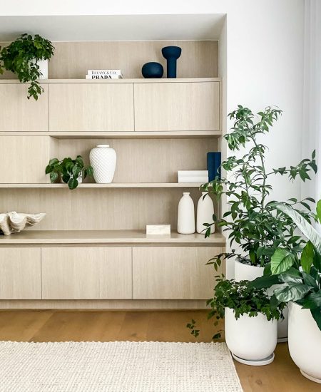 hamptons shelf styling.